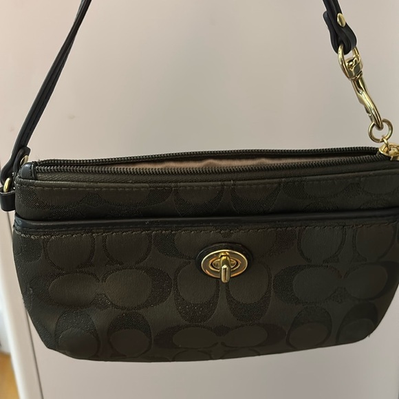 Coach Signature Wristlet in Green

EUC - Like new, Sz 8”x5 - Picture 1 of 6